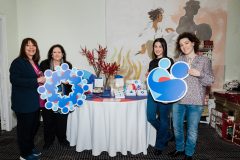 Η Γενική Γραμματέας του Συλλόγου ΟΡΑΜΑ ΕΛΠΙΔΑΣ Ινώ Κωνσταντοπούλου με στελέχη και εθελοντές του Συλλόγου
