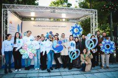 Ομαδική φωτογραφία στελεχών και εθελοντών στην Πλατεία Συντάγματος στην Αθήνα